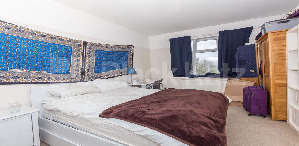 			APS School Catchment!, 5 Bedroom, 1 bath, 1 reception House			 Durnsford Road, MUSWELL HILL